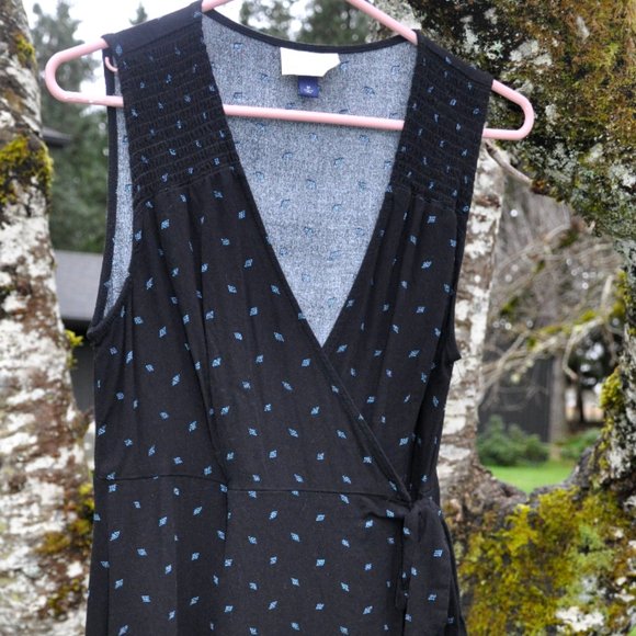 Universal Threads Summer Wrap Dress - Picture 2 of 6